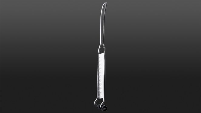 
                    Praktisch an der Reibe fein sind die Halterungen für Pfanne oder Schüssel, welche die Reibe stabilisieren